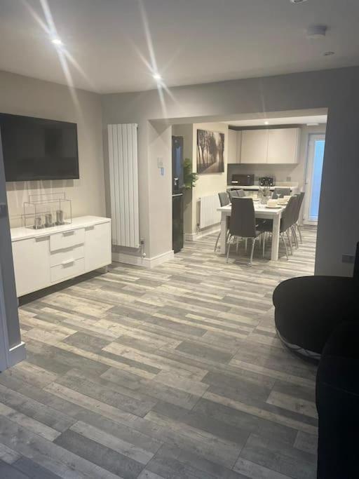 برودستيرز Rivendell Modern 2 Bedroom Apartment In St Peters Village Sleeps 6 المظهر الخارجي الصورة